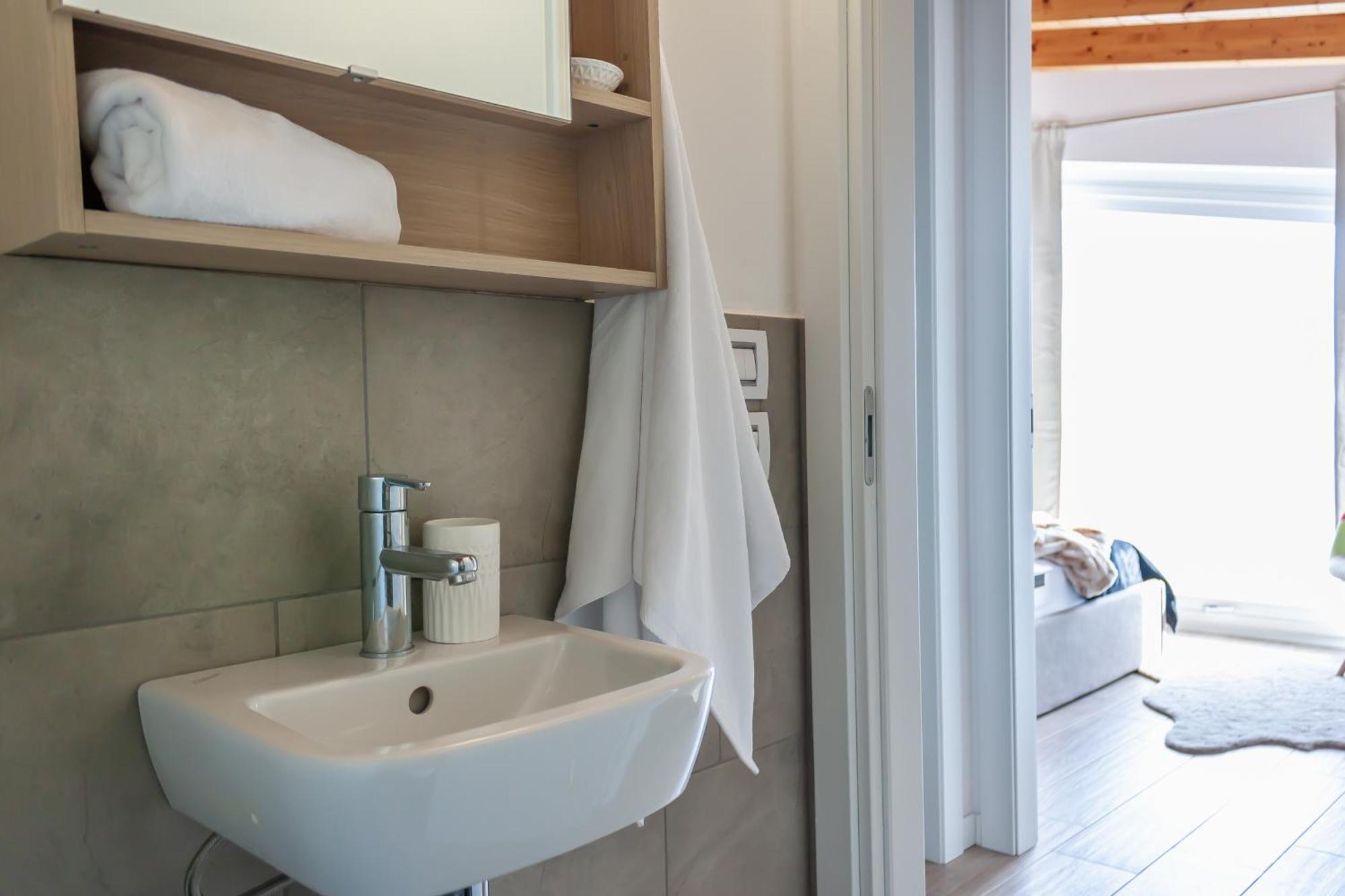 Mia Isola With Lake View, Garden And Swimming Pool Parzanica 외부 사진
